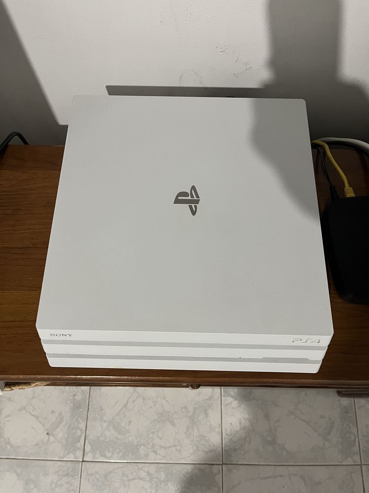 Ps4 1tb + 5 jogos + 2 comandos