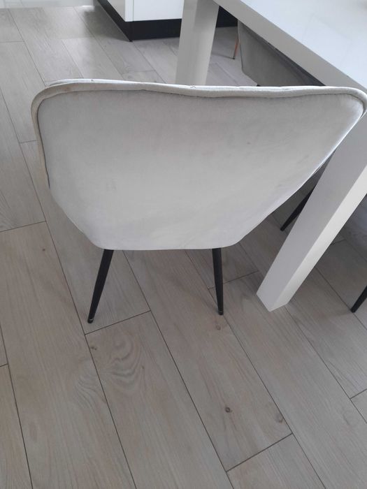 Piękne nowoczesne krzesła do jadalni