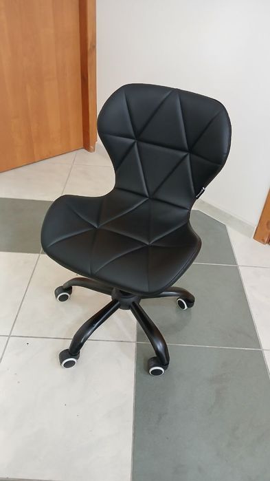 Крісло на колесах чорне Bonro