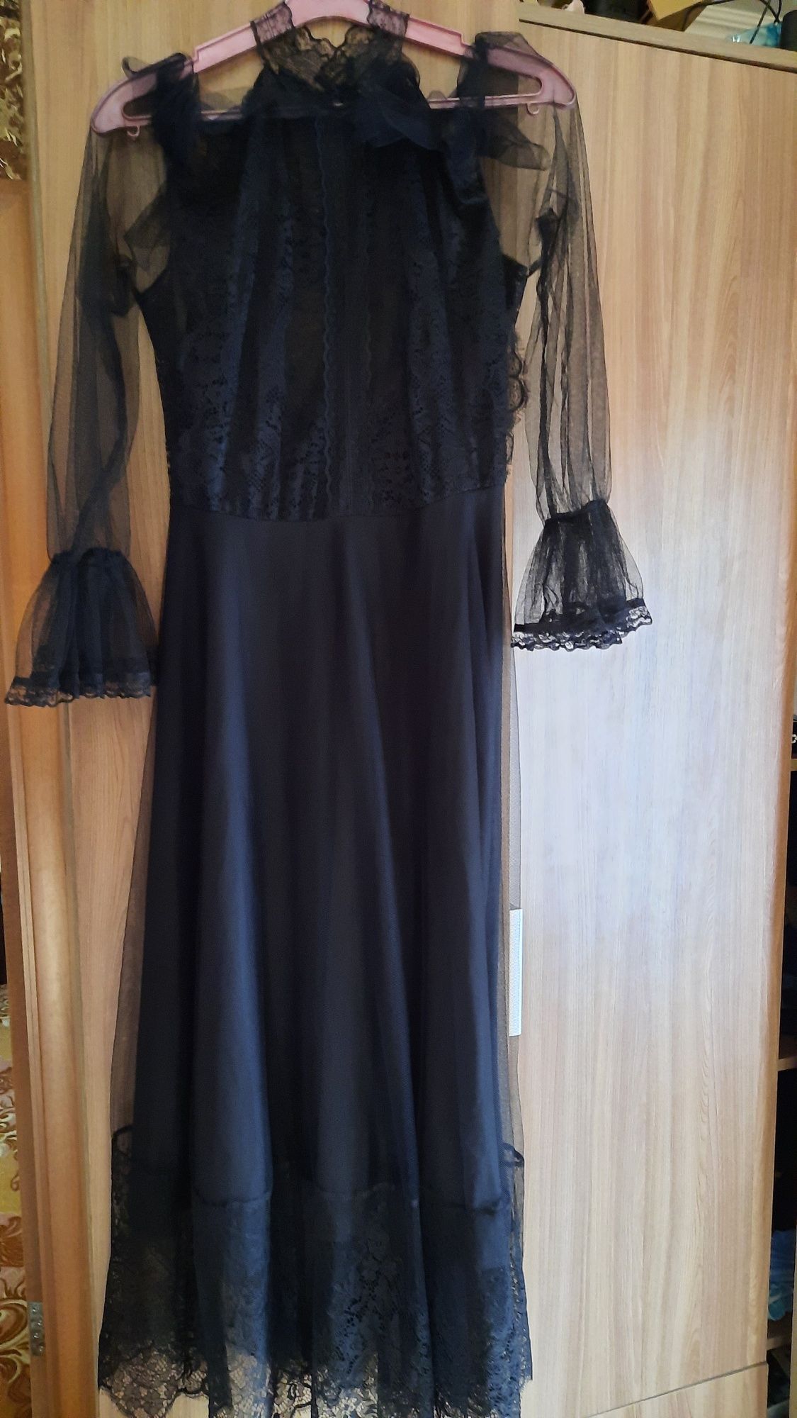 Чорна вечірня сукня