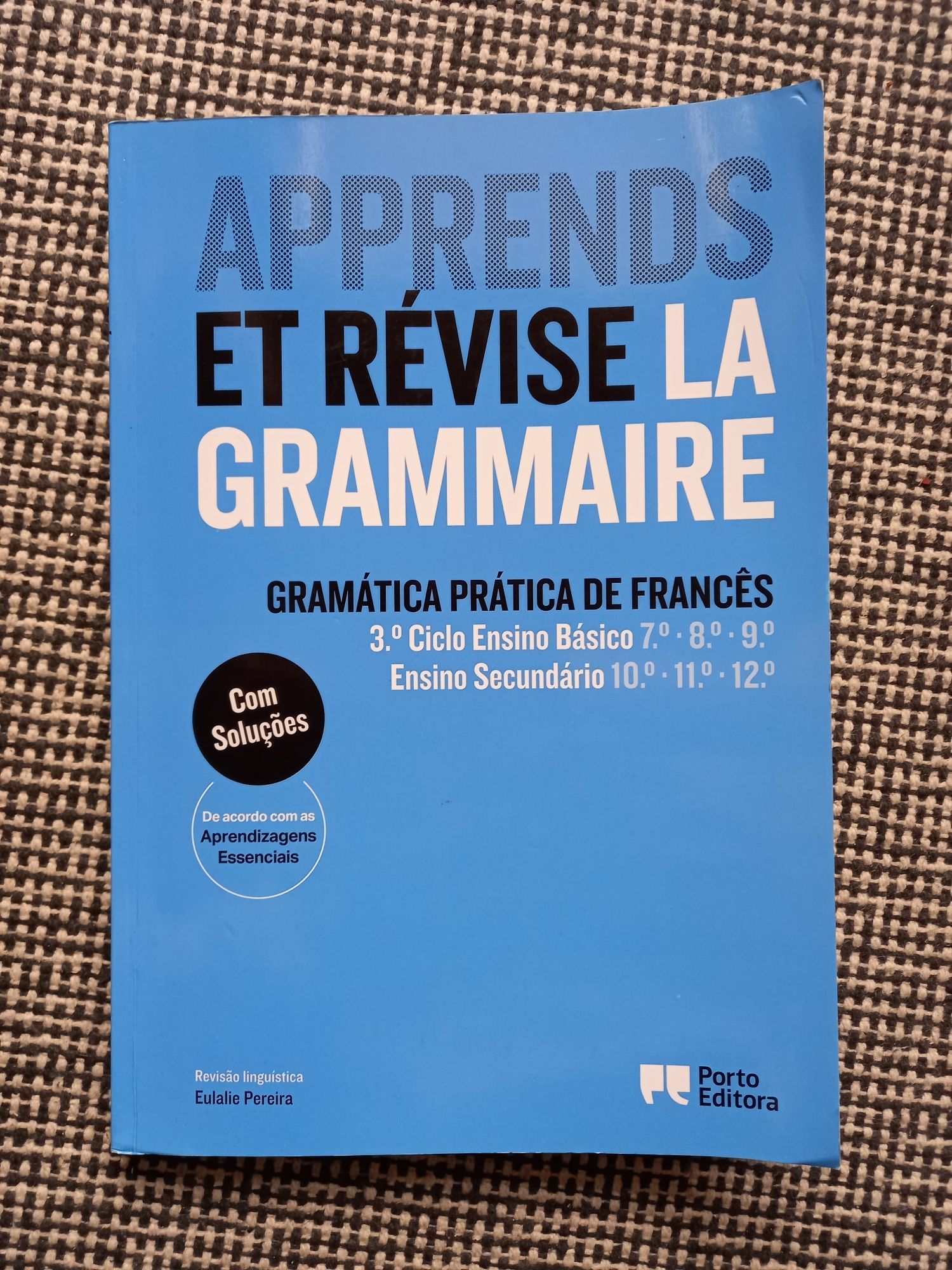 Livro de gramática de francês