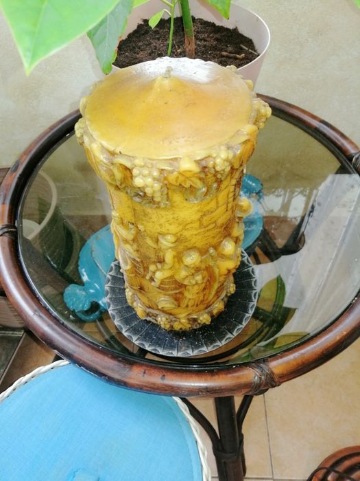 Duża rzeźbiona świeca.