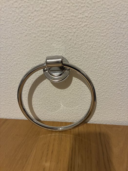 Toalheiro prateado redondo