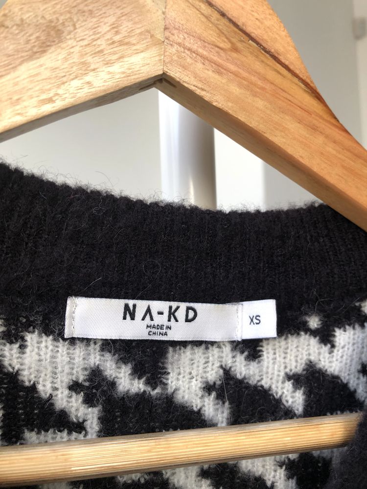Czarny, biały sweter z bufiastymi rękawami w pepitkę NAKD