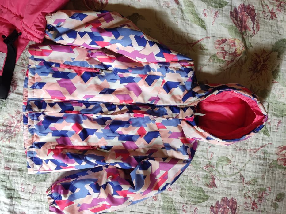 Зимова куртка зі штанами для дівчинки.