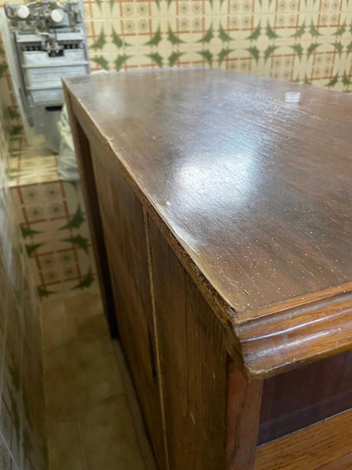 Móveis antigos para restauro