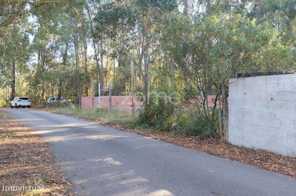 Terreno urbano todo murado para construção em Cruz da Légua
