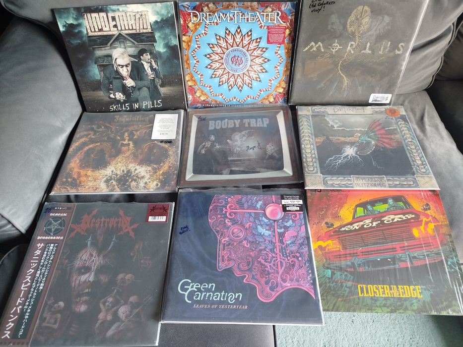 Vários discos de vinil de metal e Hard Rock