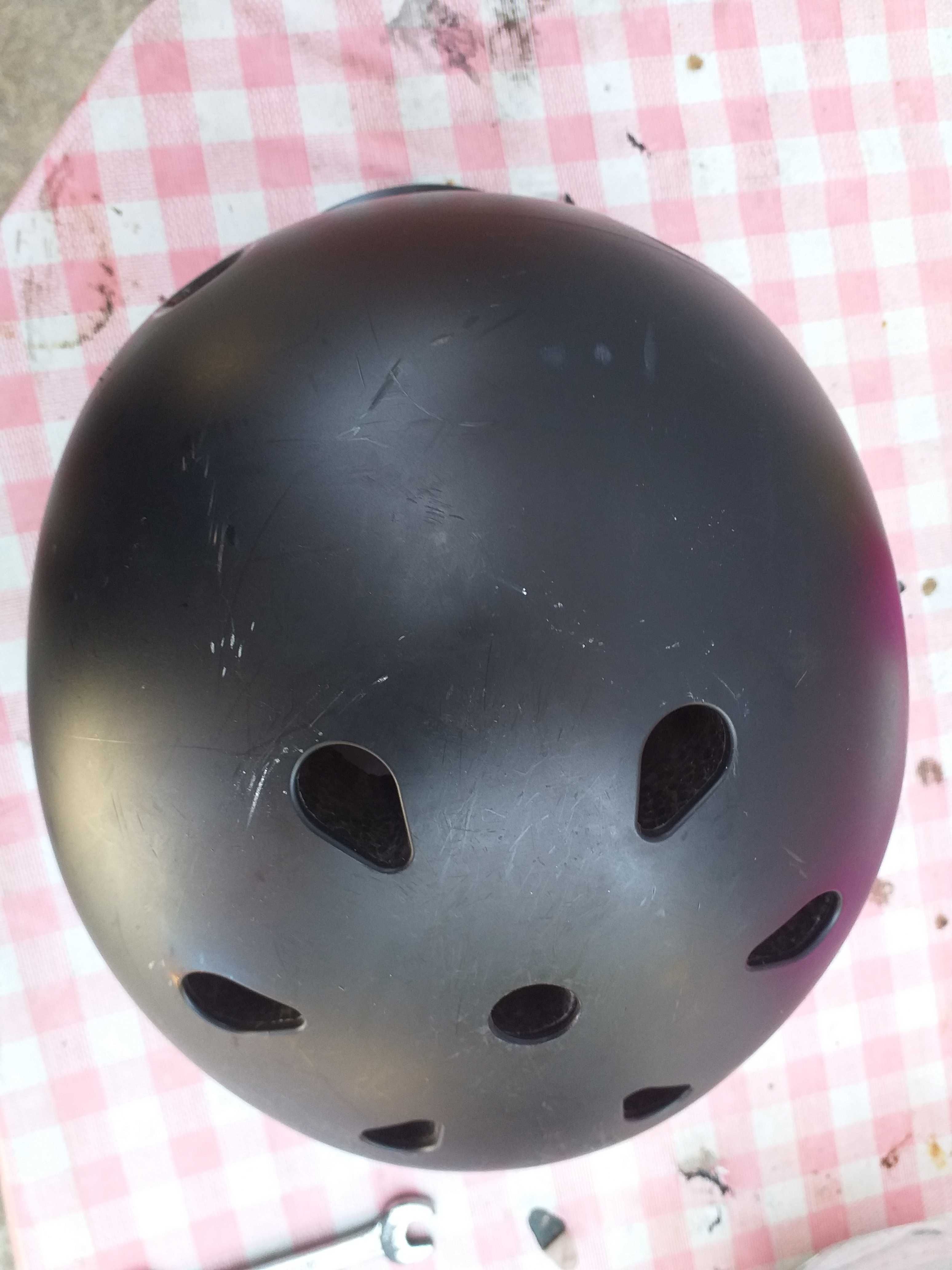 Capacete de bicicleta/skate e bolsa de ferramentas.