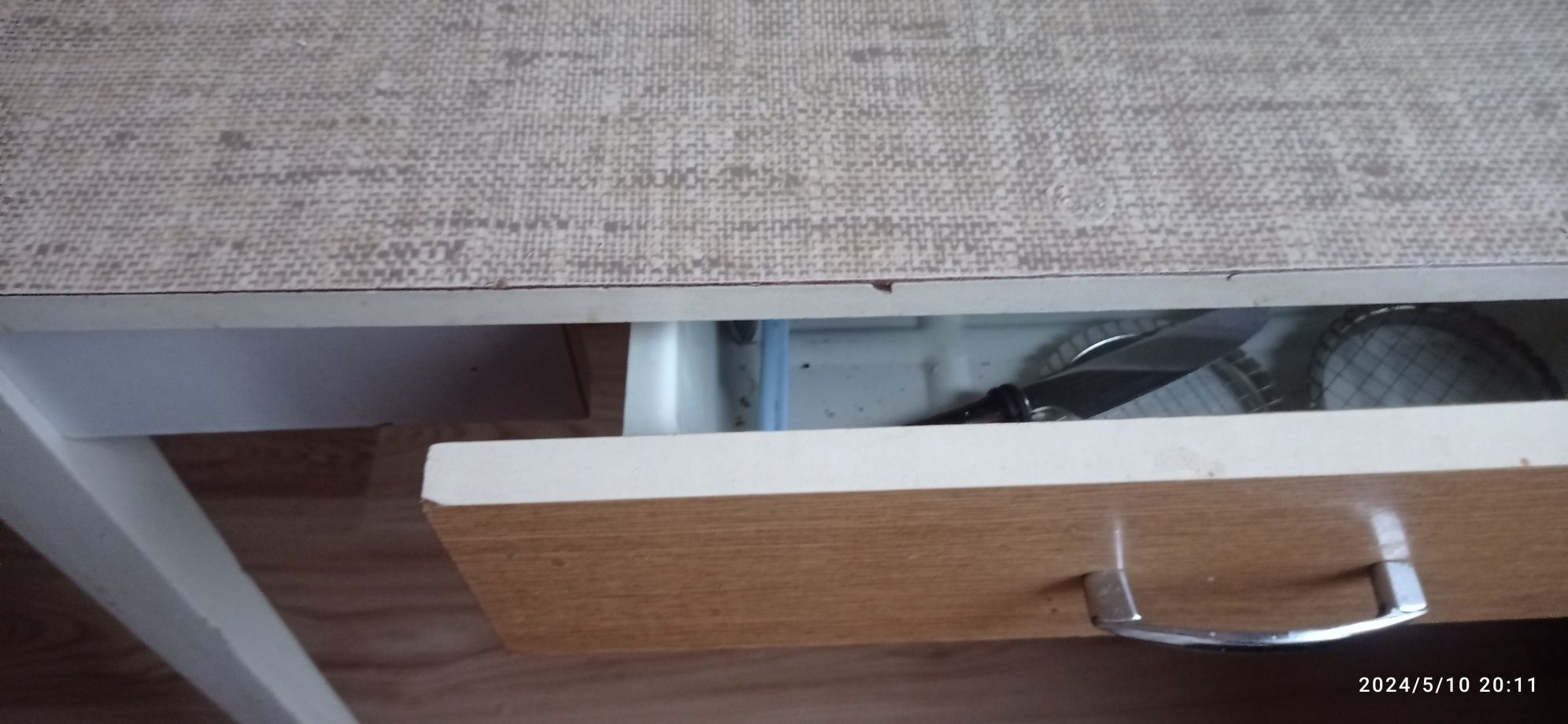 Stół z szufladą na sztućce