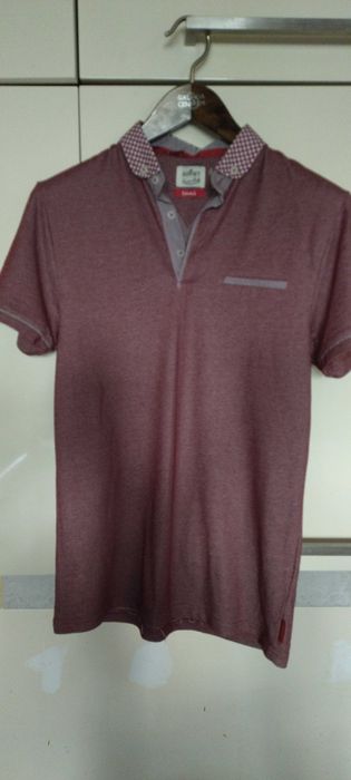 T-shirt męski w kolorze bordowym.