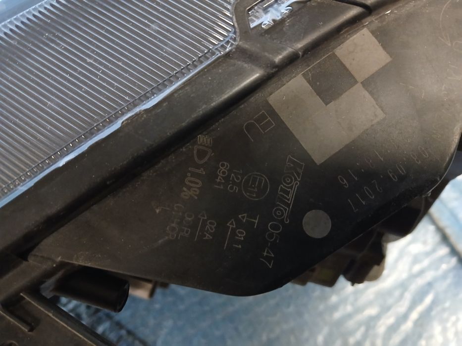 Lampa przednia prawa TOYOTA AVENSIS T29 FULL LED 15-18