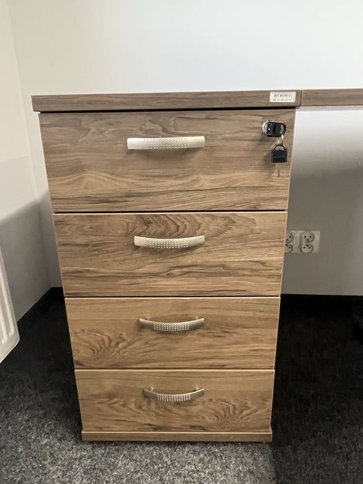 Biurko biurowe z wbudowana szafka zamykana na klucz