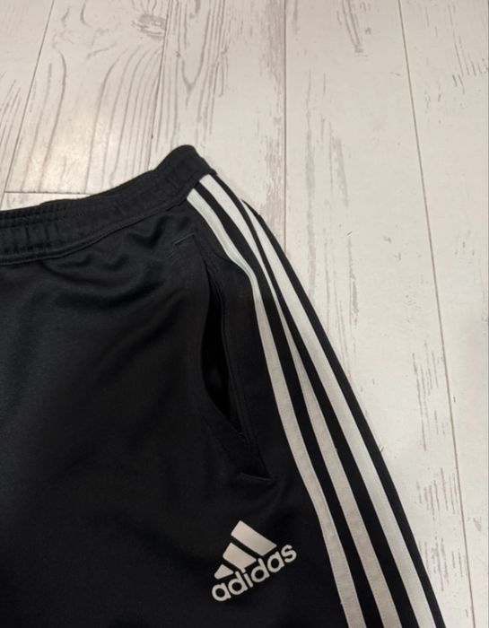 Czarne dresy adidas