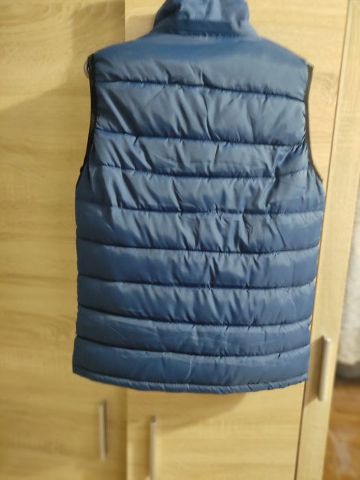 Класна жилетка синього кольору р.S-М. В гарному стані.