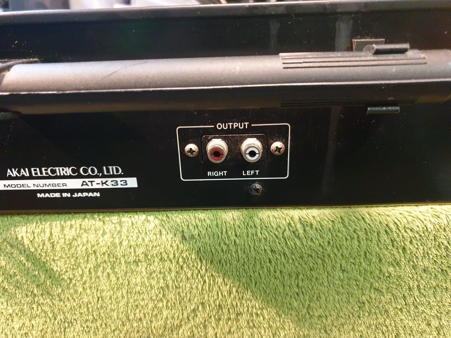 AKAI AT-K33 tuner radiowy stereo z wyświetlaczem cyfrowym.