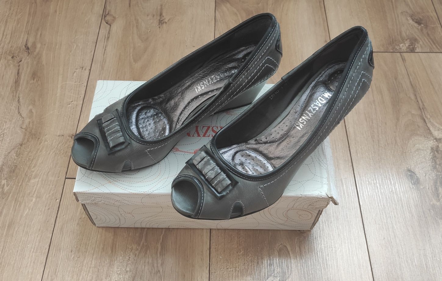 Buty na koturnie nowe