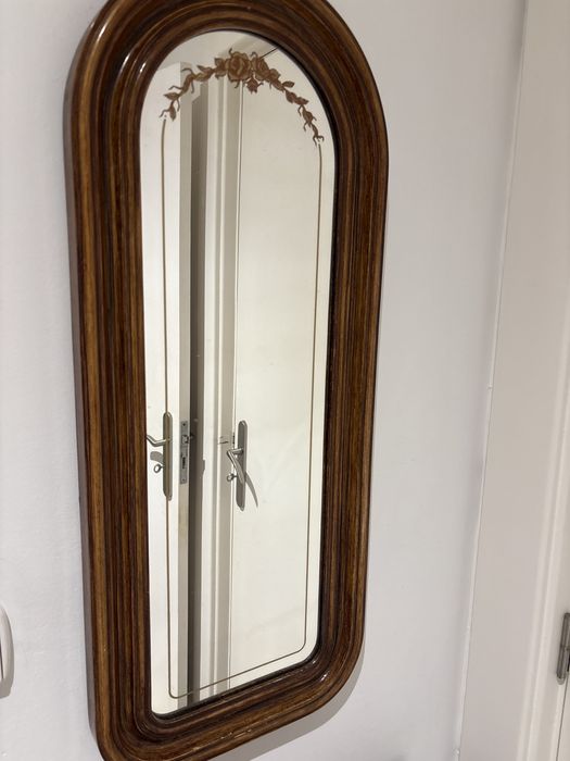 Espelho e movel decorativo com uma gabeta e uma porta