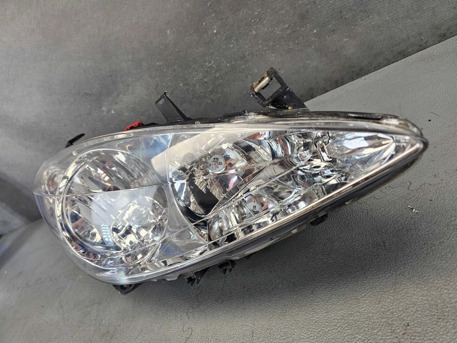 Peugeot 307  Lampa Przód Przednia Prawa Kompletna Europa Stan BDB