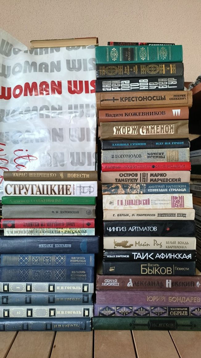 Продам книги недорого.