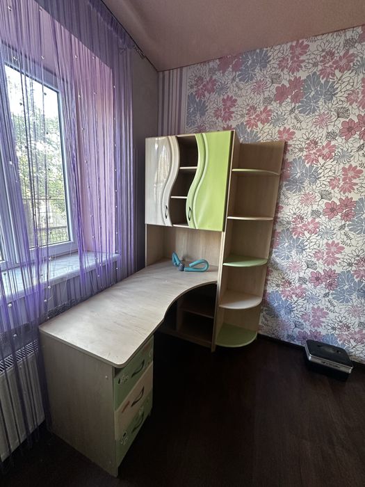 Дитячий стіл та шафа