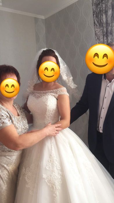 Весільне плаття пишне