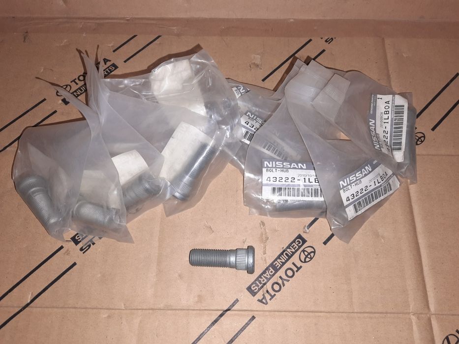 Шпилька Nissan 432221LB0A колесные шпильки новые