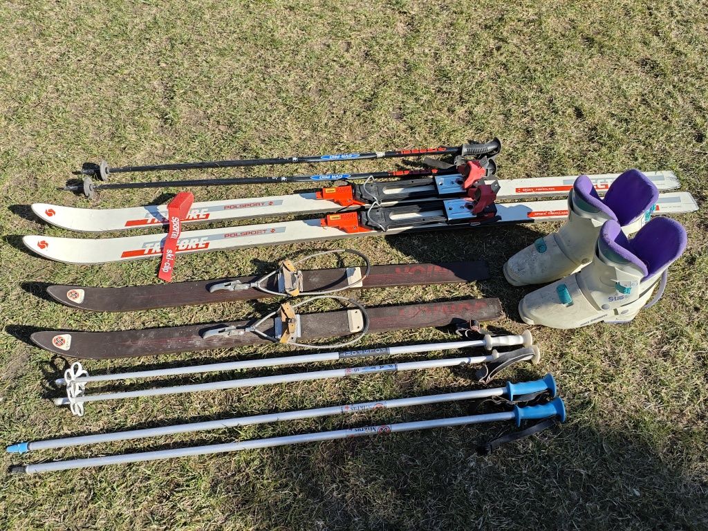 Dwa komplety nart Polsport, kijki, buty, zapięcia