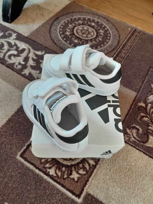 Продаж дитячих кросівок Adidas оригінал