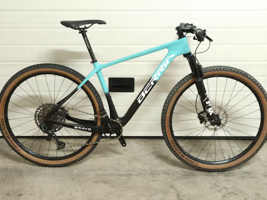 899€
Berria bravo carbon 29 
Tamanho M
Transmissão 1x12 x01
Travões Sh