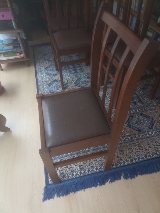 6 cadeiras em madeira com assento almofadado