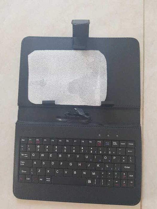Etui z klawiaturą do tableta.