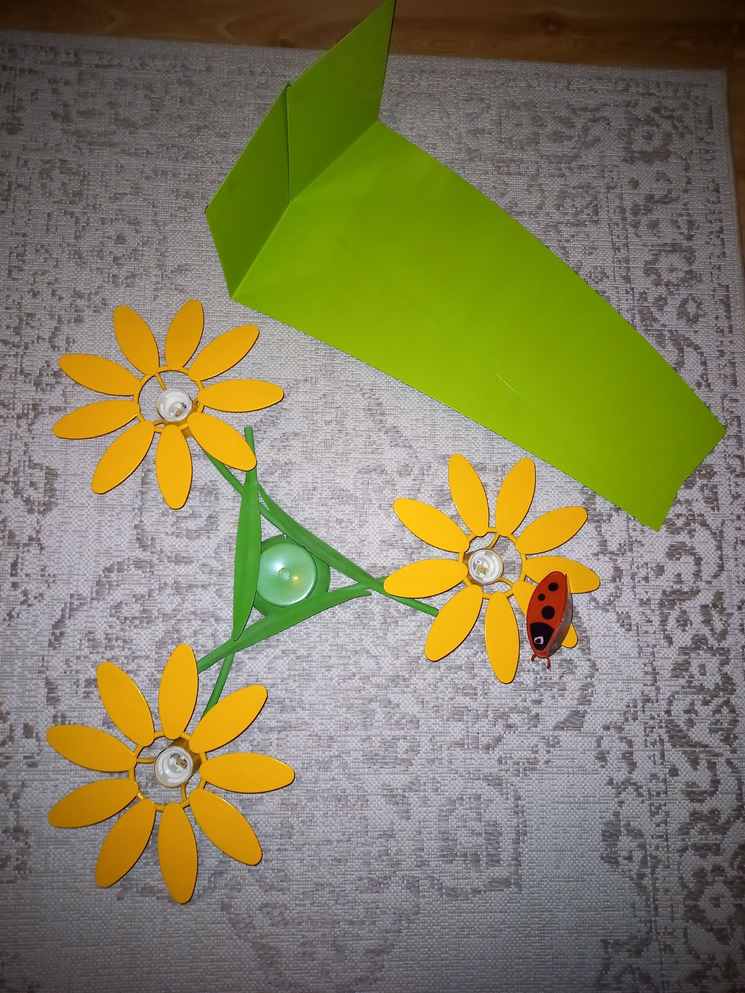 Ikea żyrandol i półki zielone kwiatki biedronka