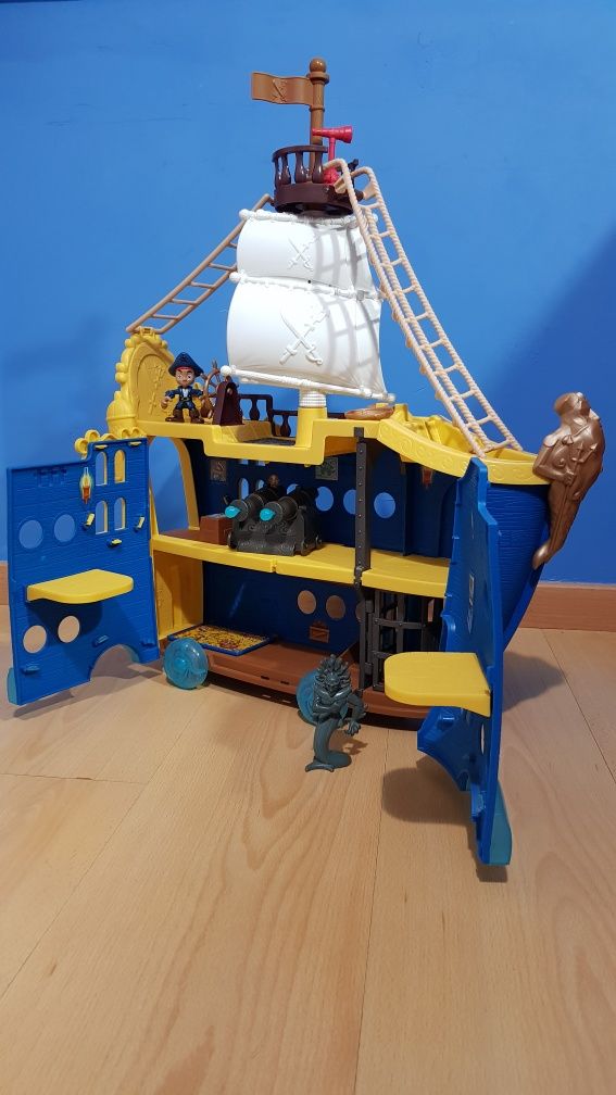 Jake e os Piratas da Terra do Nunca (Colosso dos Mares e Submarino)