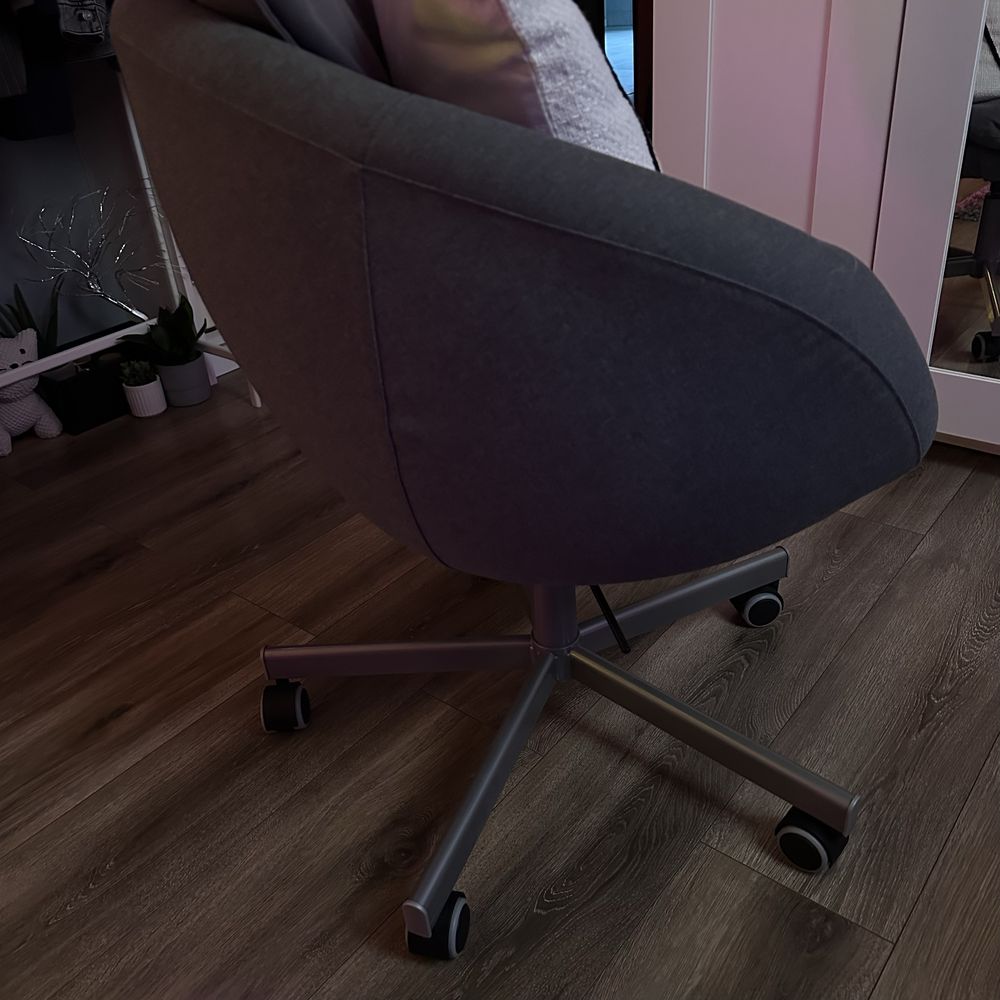 Fotel obrotowy biurowy krzesło ikea skruvsta szare na kółkach okrągłe