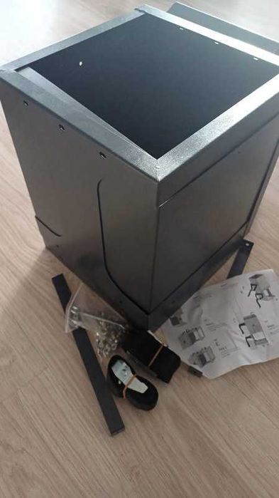 Karmnik dla dzikich zwierząt, koni, krów, z pasem montażowym