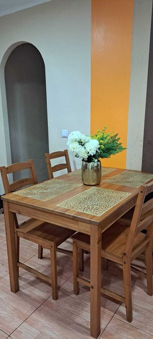 Mesa com 4 cadeiras
