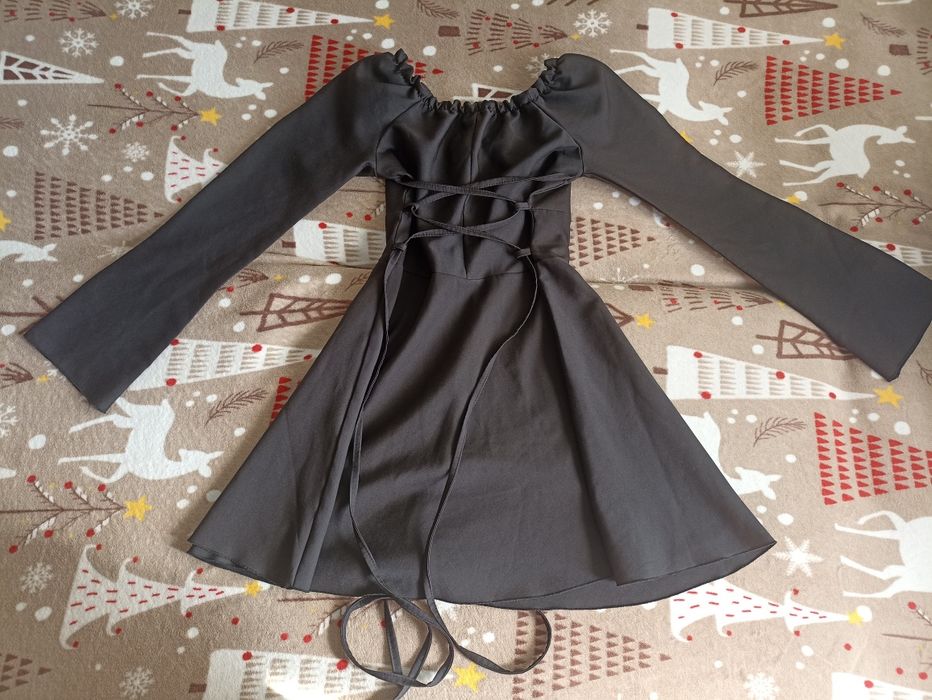 Жіноча сукня, на зав'язках з задньої сторони