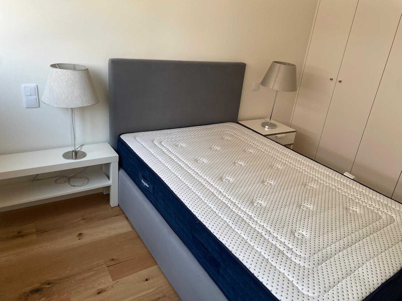 Cama + mesinhas de cabeceira + Colchão (1,20x1,90) com arrumação.