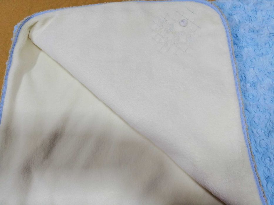 Manta para bebé de cor azul