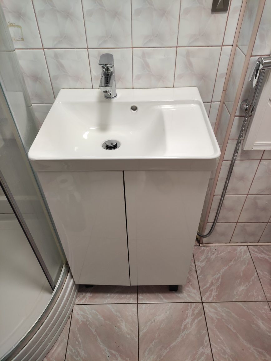 Umywalka z szafką i bidetką