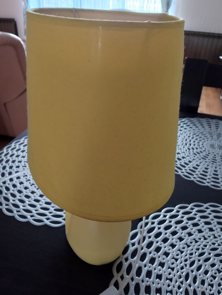 Ładna lampka w żółtym kolorze.