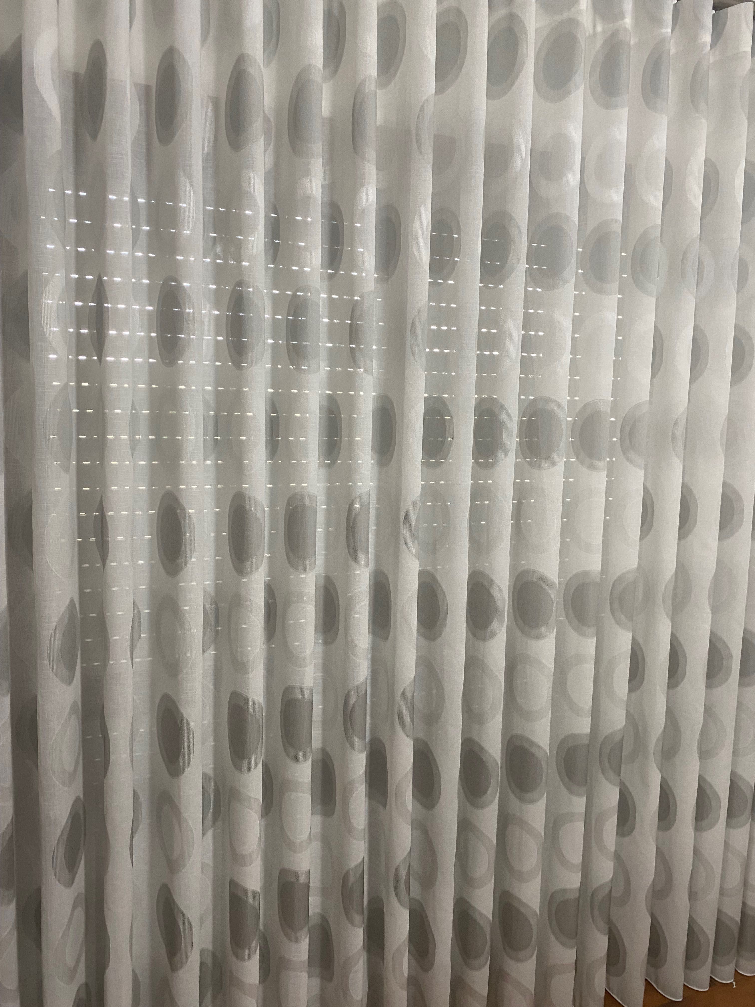 Cortinado feito à medida em bom estado