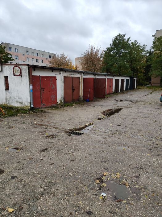 Garaż murowany z kanałem.