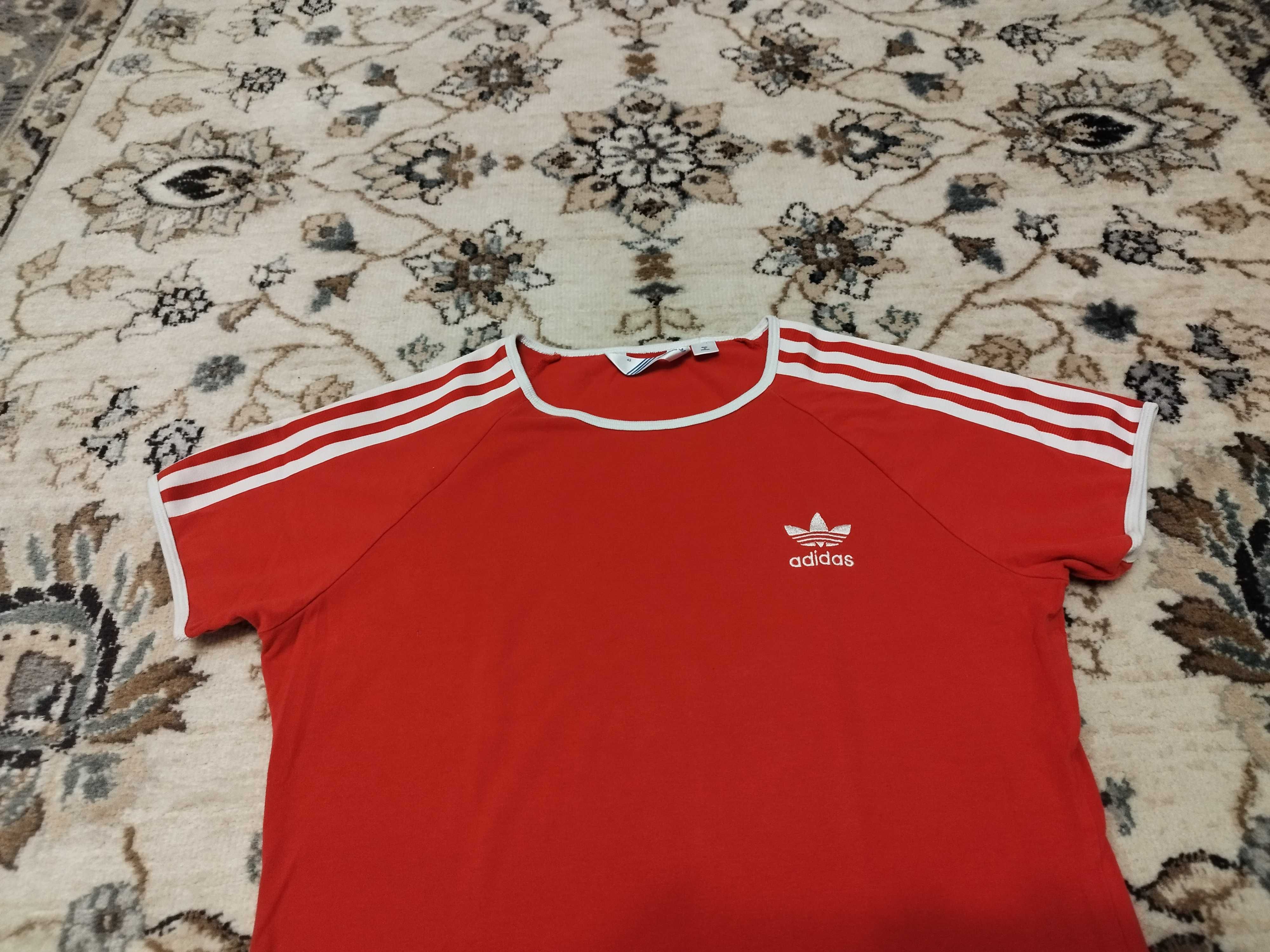 Piękny damski t-shirt firmy Adidas w stylu vintage. Rozm S