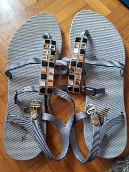 Sandálias prateadas tipo ipanema