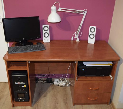 biurko z półką na komputer