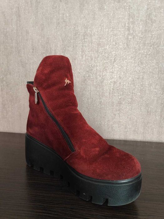 Бордові замшеві ботінки на танкеткі
