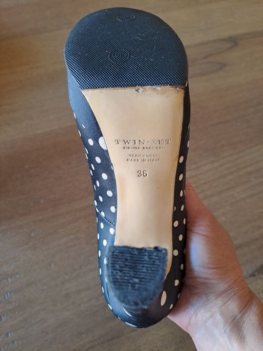 Sapatos azuis com bolinhas brancos, da marca Twin-set, tamanho 36