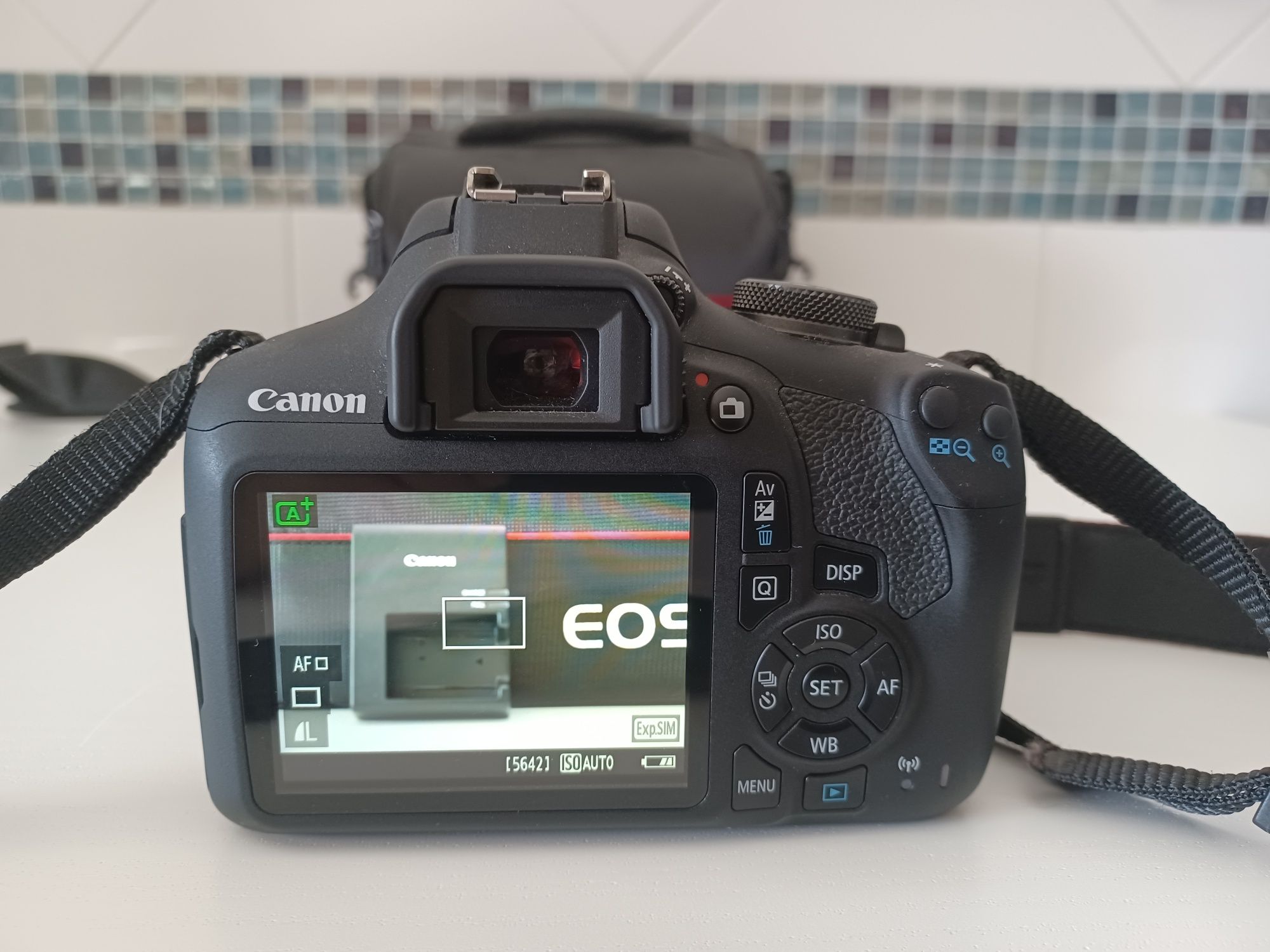 Máquina fotográfica - Canon 2000D Eos
